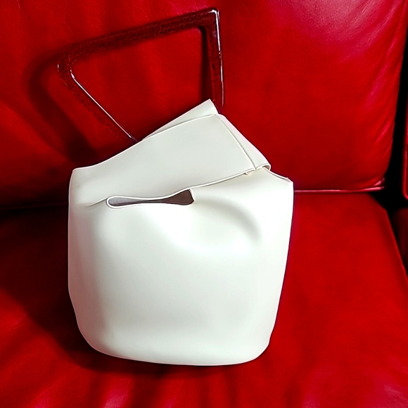 Elegant Cream Handbag with Wooden Handle - Picture 3 of 9